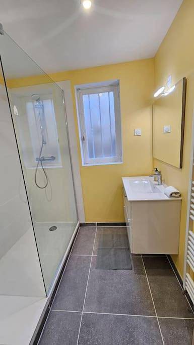 Appartement entier, Two-Bedroom Apartment in Ceyrat, Parc naturel régional des Volcans d'Auvergne