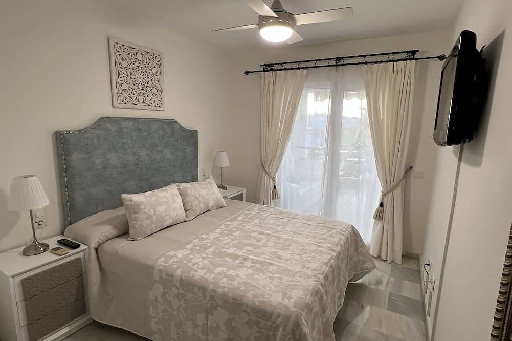 Apartamento entero, Mi Capricho P.5, Apartment with Sea and Pool Views in Urbanizacion Calahonda, Mijas