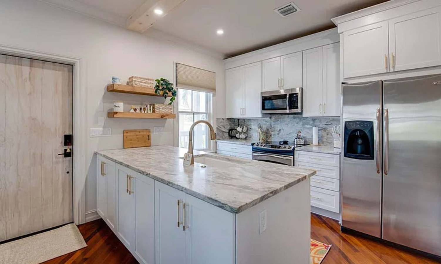 Hel leilighet, Under the Palms - Relaxing Condo Shared Pool Parking in Key West, Lower Keys