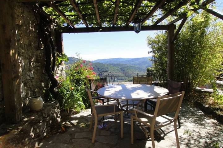 Location de vacances pour 5 personnes, avec terrasse ainsi que piscine et jardin, animaux acceptés à Rocles