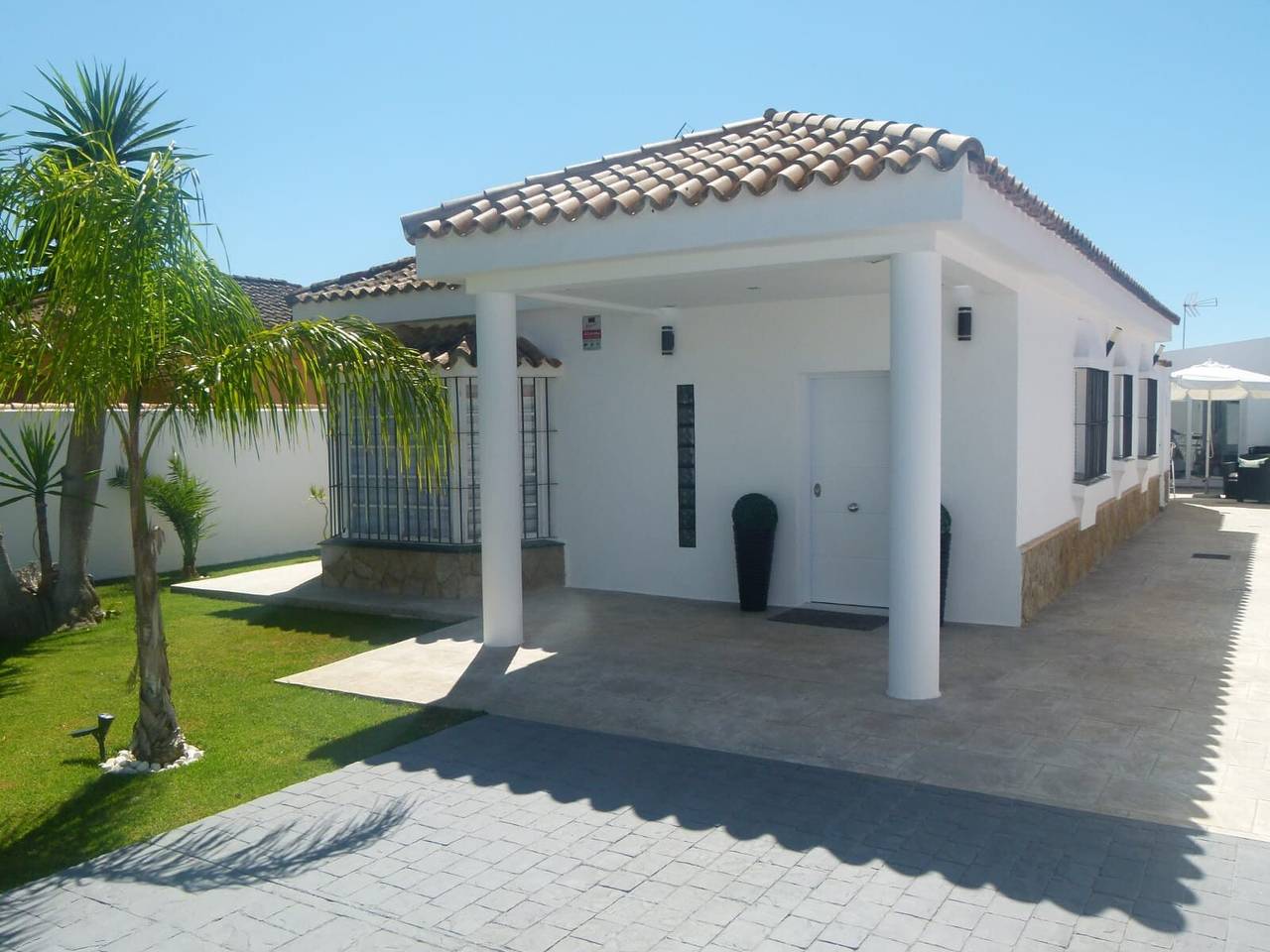 Casa de vacaciones 'La Perla' con piscina, jardín y Wi-Fi in Los Gallos-Cerromolino, Chiclana de la Frontera