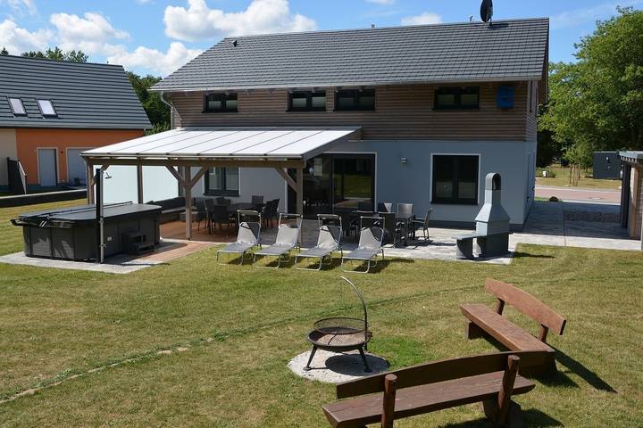 Ferienhaus für 16 Personen, mit Sauna und Terrasse sowie Garten in Mecklenburgische Seenplatte - 2