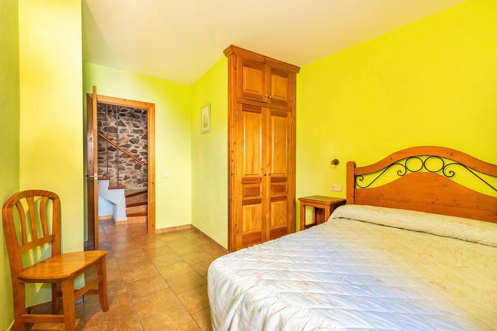 Entire apartment, Apartment 'El Paller' with Mountain View and Private Garden in Durro, La Vall de Boí