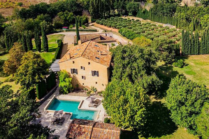 Location de vacances pour 14 personnes, avec jardin et terrasse à Fox-Amphoux