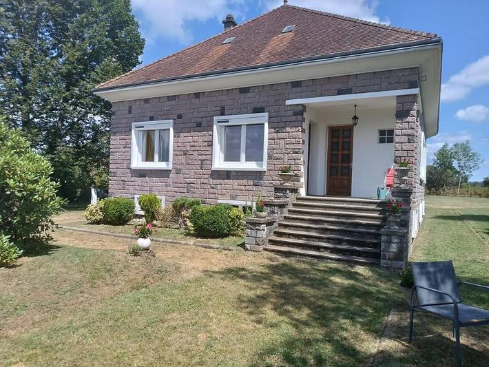 Location de vacances pour 6 personnes, avec Jardin à Lanobre
