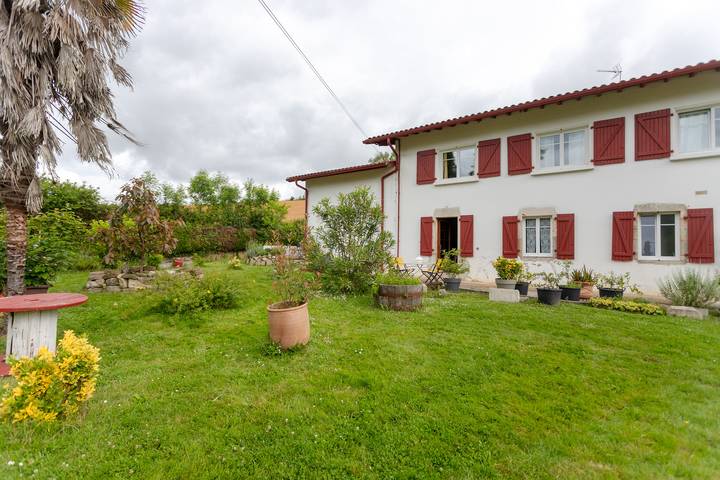 Gîte pour 6 personnes, avec jardin à Guiche