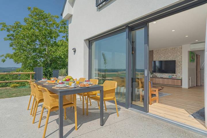 Villa Vinita w/ Jacuzzi & Sauna near Thermal Spa in Untersteiermark