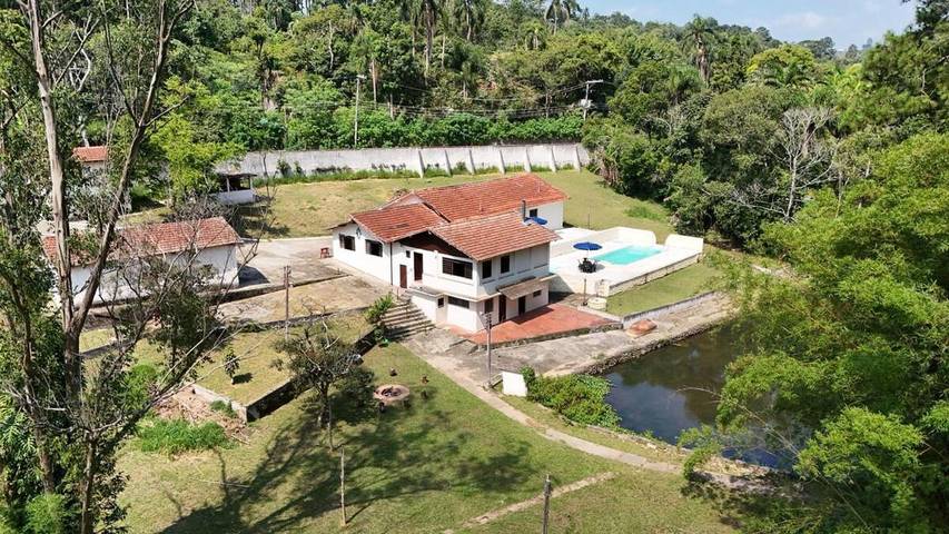 Casas e apartamentos de temporada para 18 pessoas, com piscina e vista e ainda jardim em Itapecerica da Serra