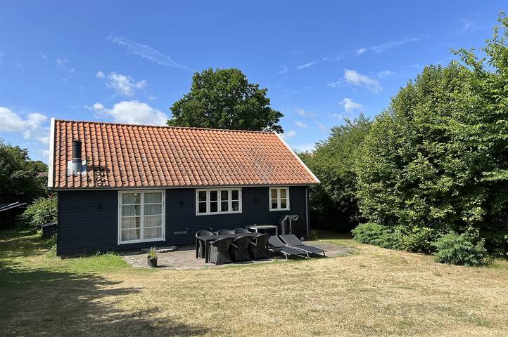 Ferieudlejning for 4 personer, med terrasse og have i Gudhjem