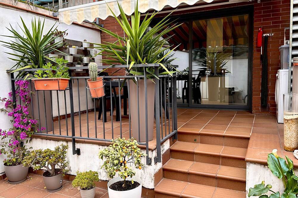 Apartamento entero, Refugio chic: Tu joya urbana en Barcelona in Ripollet, Interior de Barcelona