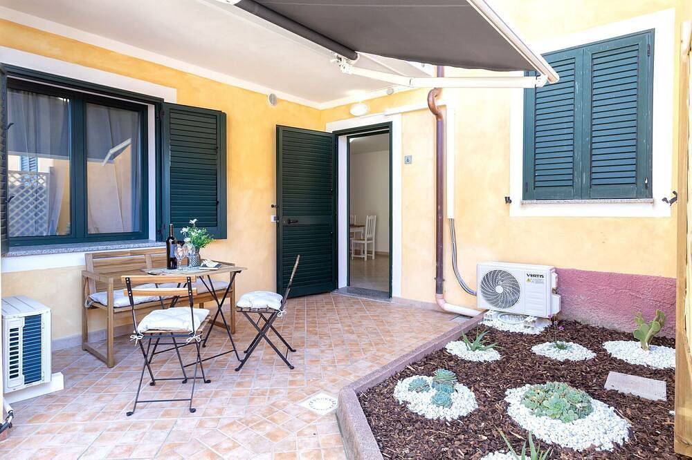 Entire apartment, Cosy apartment for 4 guests with A/C, Tv, terrace and parking in Valledoria, Sassari Province