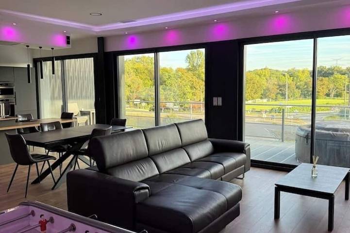 Entire apartment, Magnificent luxury loft with top-of-the-range amenities. in Montussan, Bordeaux region
