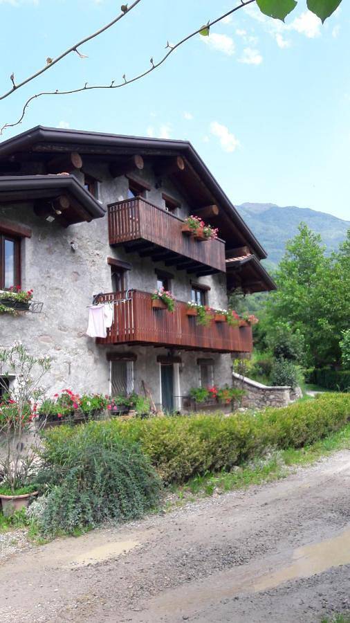 Agriturismo per 6 persone, con Terrazza e Giardino nonché Panorama in Val Camonica