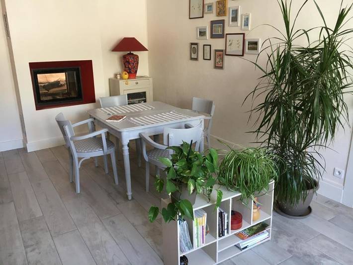 Location de vacances pour 3 personnes, avec terrasse ainsi que vue et jardin dans Mesnay - 3