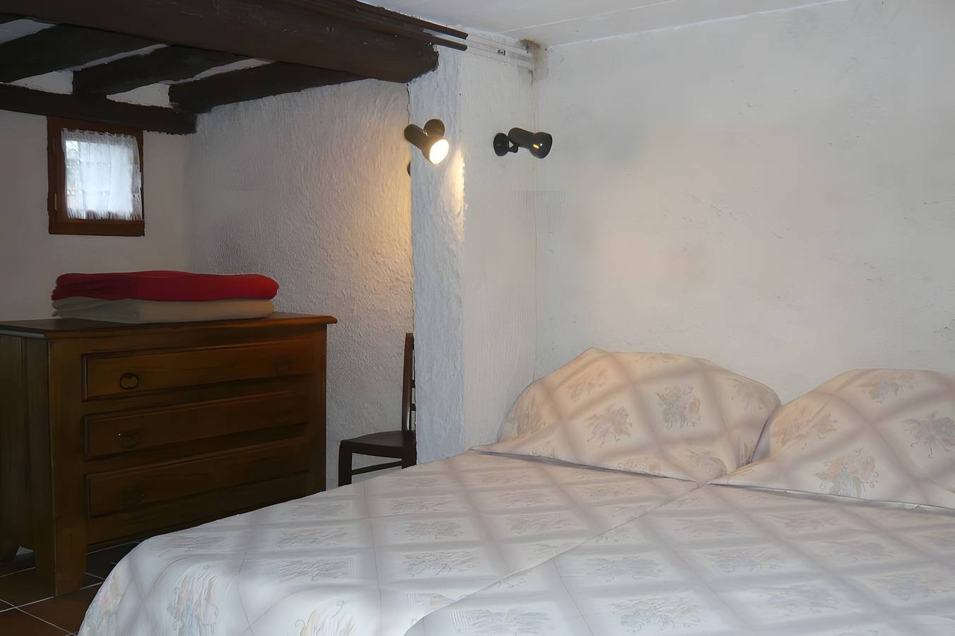 Piccola casa su 5 ettari di proprietà, piscina, sauna, palestra, cavalli, asino in Osse-en-Aspe, Béarn