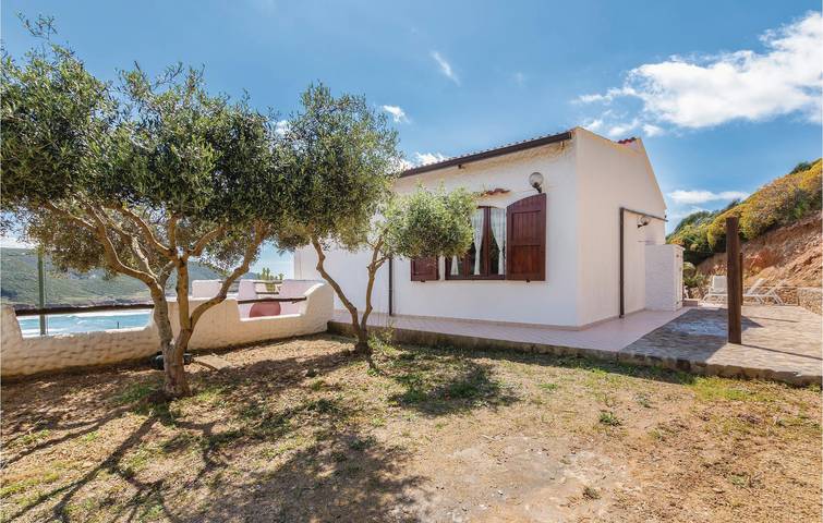 Apartamento vacacional entero, Junto a la playa 1BR Apt w / AC, estacionamiento y lavandería in Porto Palma, Arbus (Municipio)
