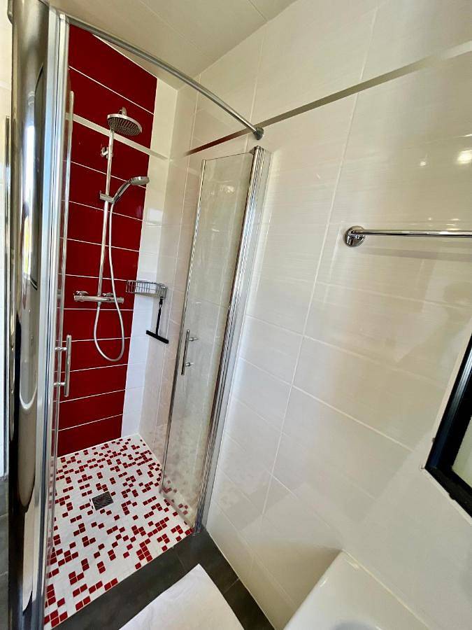 Chambre d’hôte pour 5 personnes, avec Terrasse et Jardin ainsi que Bassin pour enfant et Vue à Les Herbiers - 4