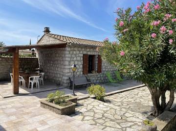 Gîte pour 4 personnes, avec terrasse et jardin à Ruoms