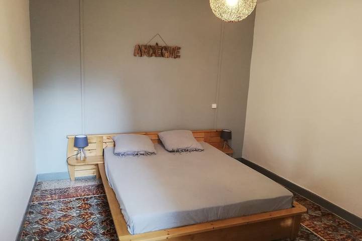 Location de vacances pour 6 personnes, avec terrasse et jardin à Saint-Alban-Auriolles - 4