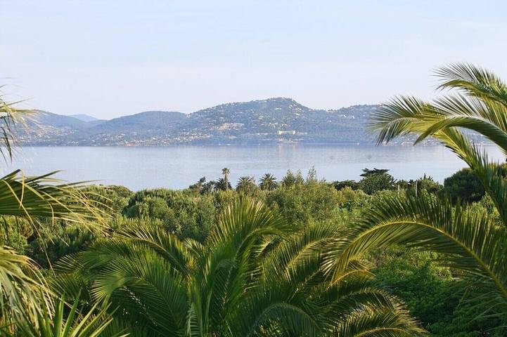 Location de vacances pour 6 personnes, avec jardin et balcon dans Plage de l'Almanarre