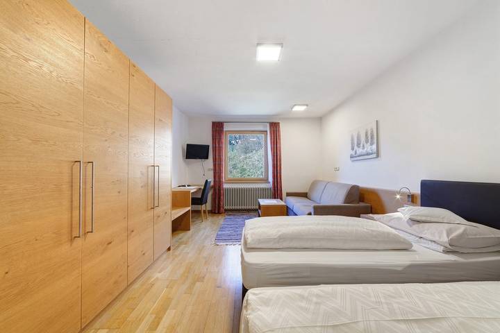 Gasthof Kirchsteiger 'Zimmer 6' con vista lago, terrazza condivisa e Wi-Fi in Santa Valburga d'Ultimo, Ultimo