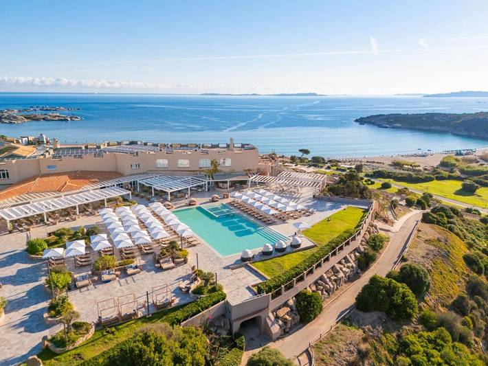 Resort per 2 persone, con giardino e piscina nonché panorama e piscina per bambini in Gallura