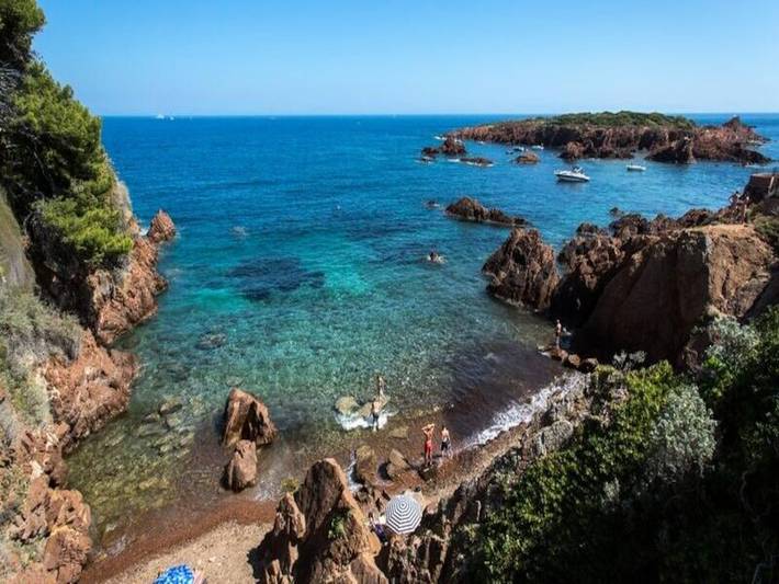 Gîte pour 5 personnes, avec piscine et jardin ainsi que terrasse et vue sur l’océan, animaux acceptés dans Plage de Boulouris - 2