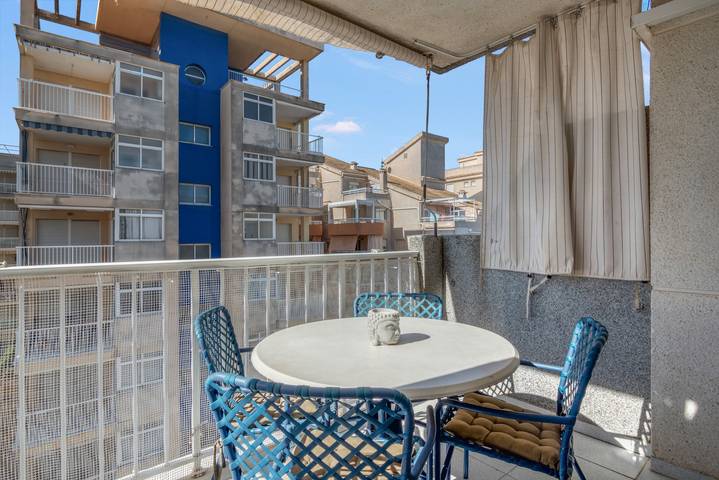 Hel lejlighed, Apartment 'On Daimús Beach' with Shared Pool, Wi-Fi and Air Conditioning in Platja de Daimús (Daimús), Daimús