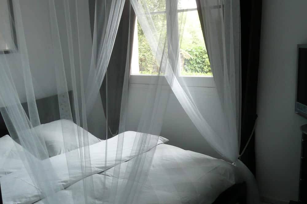 Villa privée 90m², 2 chambres (6 pers), piscine privée et jardin, très calme in Roquefort-les-Pins, Région de Cannes