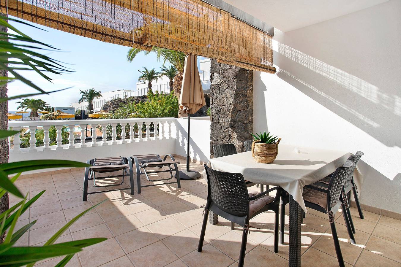 Entire apartment, Holiday Apartment "Perla del Playa Grande" with Sea View, Shared Pool & Wi-Fi in Puerto del Carmen, Tías