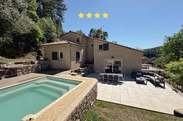 Location de vacances pour 8 personnes, avec jardin ainsi que vue et piscine à Ucel