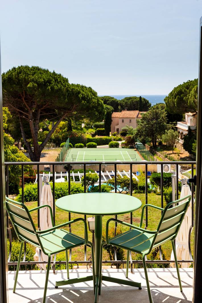 Hôtel pour 4 personnes, avec vue sur l’océan ainsi que piscine et balcon