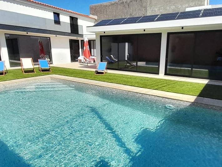Gîte pour 4 personnes, avec Balcon et Terrasse ainsi que Jardin et Piscine dans A Ver-o-Mar