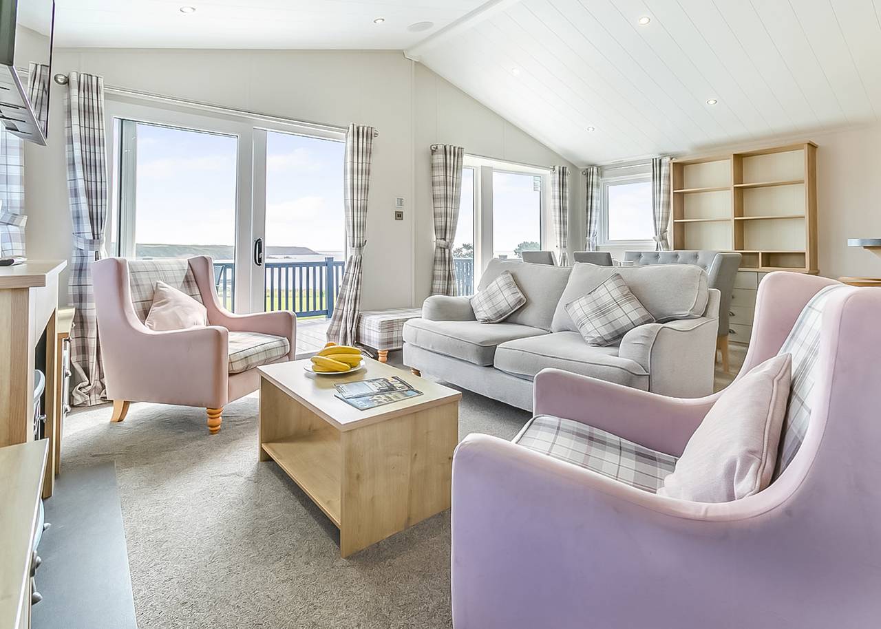 Deluxe 3, Slps 6, parking, ensuite, decking in Porthcawl, Bridgend region