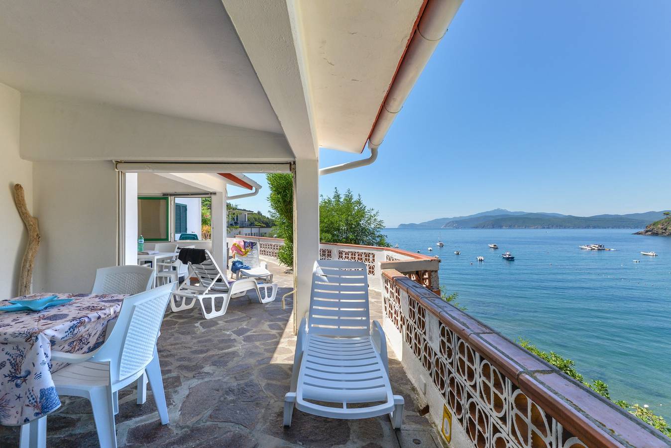 Entire studio, Apartment 'Villa Oda - Monolocale Sul Mare' with Sea View, Wi-Fi and Air Conditioning in Pareti, Elba