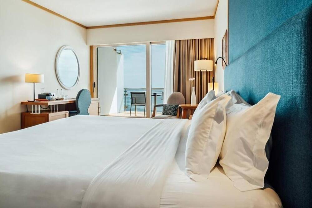 Serene Room w/ Balcony Overlooking California Beach’s Golden Sands in Praia da Califórnia, Sesimbra