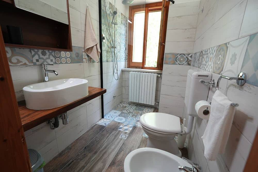 Rustic house nestled in the mountain nature of Majella National Park in Roccamorice, Parque Nacional de la Majella