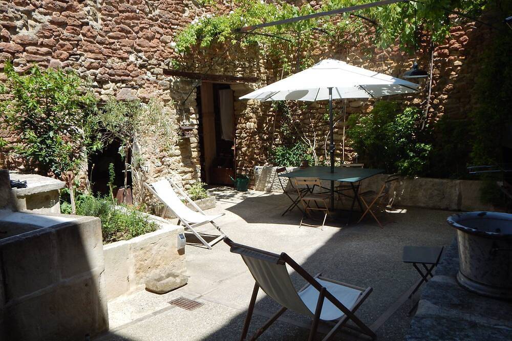 Dorfhaus in Drôme Provençale im Jahr 2018 restauriert in Grillon, Enclave de Valreas