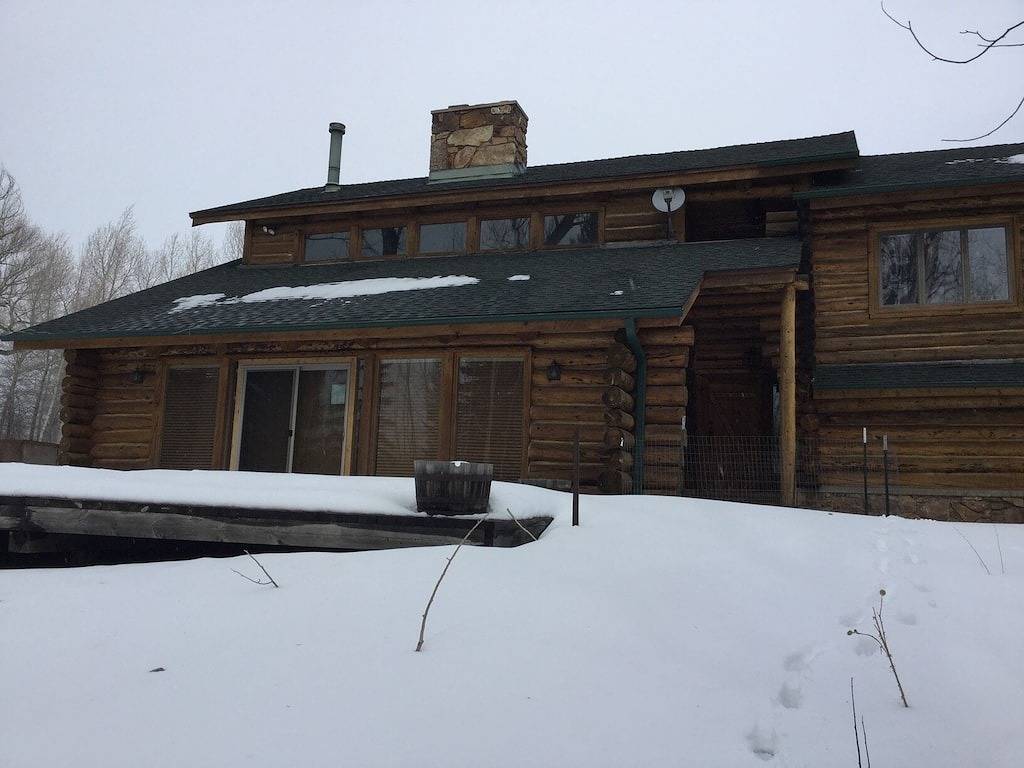 Rustikales Blockhaus am 3 Elk Creek mit Blick auf die Collegiate Range in Americus (CO), Chaffee County