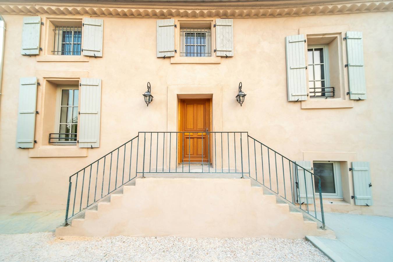 Ein Haus inmitten der Garrigue im Herzen eines Weinguts in Bages (Aude), Mittelmeerküste (Frankreich)