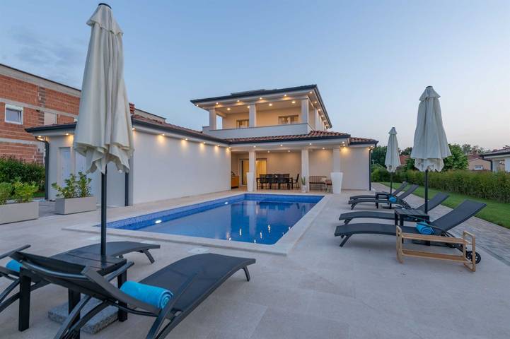 Ferienwohnung für 8 Personen, mit Garten und Pool