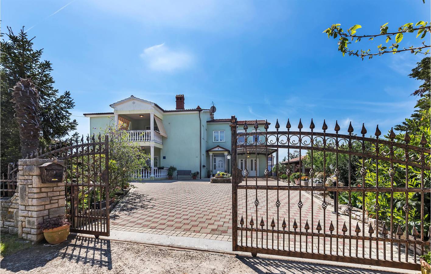 Ganze Ferienwohnung, Gemütliche Ferienwohnung mit Terrasse, WLAN und Parkplatz in der Nähe des Flughafens Pula in Valtura, Südküste Istrien
