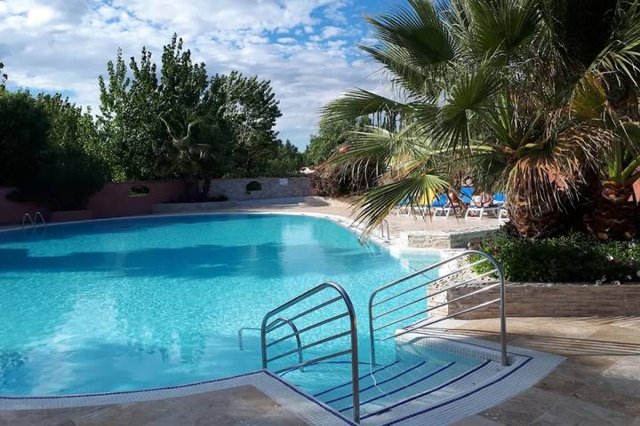 Location de vacances pour 6 personnes, avec piscine et terrasse, adapté aux familles dans la Tamarissière