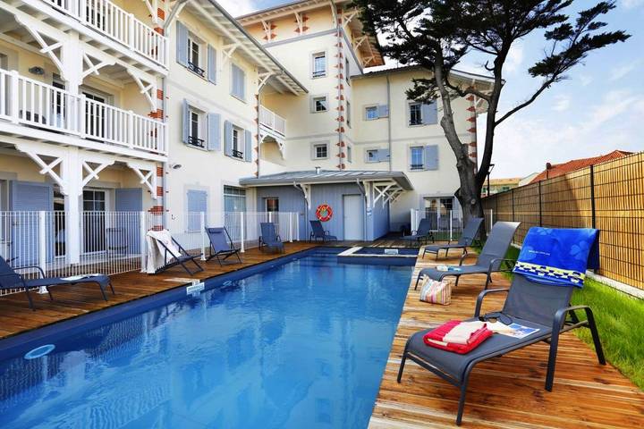 Apartahotel para 6 personas, con piscina además de piscina para niños y jacuzzi en Landes