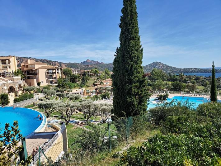 Village vacances pour 2 personnes, avec Terrasse et Jardin ainsi que Bassin pour enfant et Piscine dans 