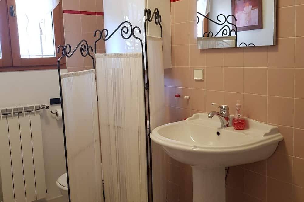 Gite with access to swimming pool in Le Val, Brignoles Region