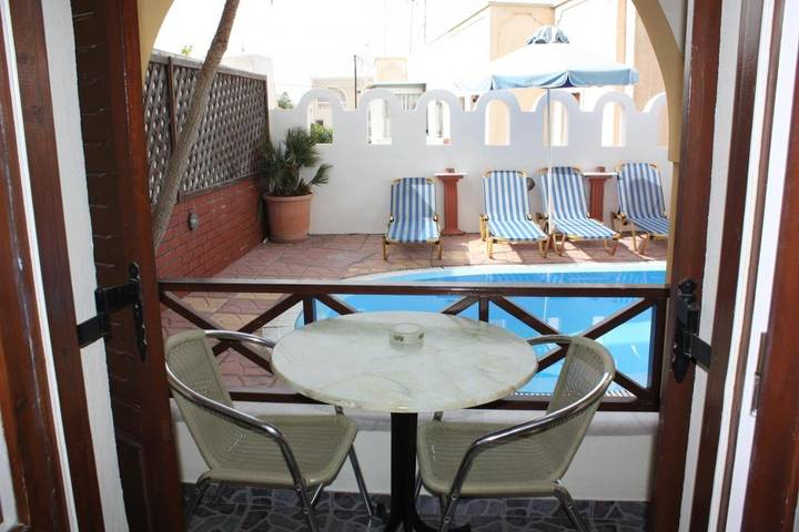 Maison d’hôte pour 3 personnes, avec terrasse ainsi que vue et piscine à Santorin - 3