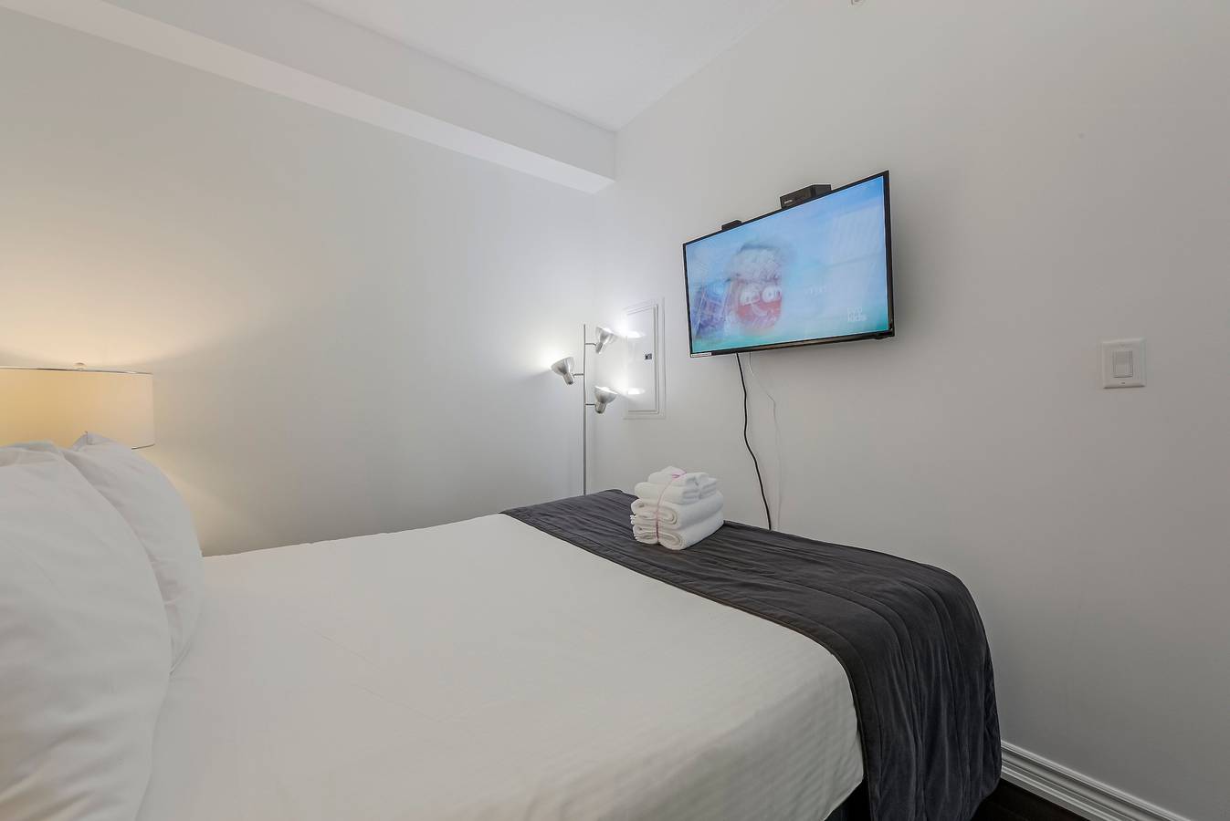 Entire holiday apartment, Family Size 2 Bedroom 2 Bathroom furnished apartment Sleeps 6, Parking Available in Toronto, Lake Ontario (Canada)