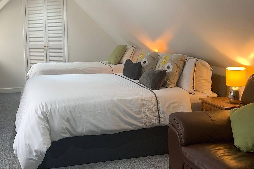 A pretty 4* detached rural holiday cottage in the heart of the Kent countryside in Headcorn, Kent
