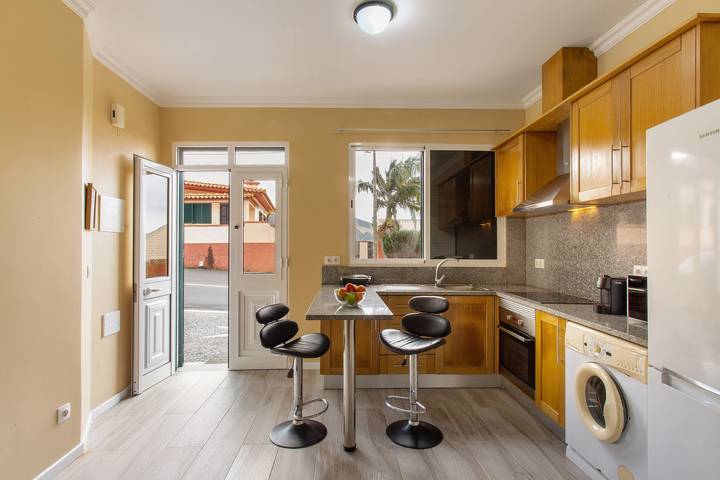 Entire apartment, Apartment 'Casa Viva' with Sea View, Shared Terrace and Wi-Fi in Machico, Madeira